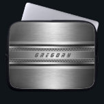 Protection Pour Ordinateur Portable Masculine Faux Gris Argent Stripes Design<br><div class="desc">Elégant look métallique faux argent gris look brillant design métallique avec bandes noires et accents de métal en mash. Le monogramme personnalisé surdimensionné est toujours facultatif. Le design masculin cool, fait don de fête des pères de subvention. Comme tous les designs sur zazzle ce n'est pas un métal mais une...</div>