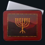 Protection Pour Ordinateur Portable Menorah de Moshe<br><div class="desc">Dans la Torah Moshe Rabbenu est dit : "Vous ferez une Menorah d'or pur, battu, la Menorah sera faite, sa base, sa branche, ses gobelets, ses boutons, et ses fleurs seront martelées de lui, " [Mot 25:31] et plus tard, "Voir, et construire, selon leur forme que vous êtes montré sur...</div>