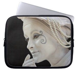Protection Pour Ordinateur Portable Mimeuse féminine se produisant à l'angle d'une rue