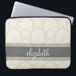 Protection Pour Ordinateur Portable Modèle de Damas Vintage gris et lin avec nom<br><div class="desc">Un motif élégant avec une police de caractères élégante conçue pour une femme féminine. Ajoutez votre nom ou votre monogramme. Si vous devez apporter des modifications à l'illustration,  cliquez sur le bouton customiser pour apporter des modifications.</div>