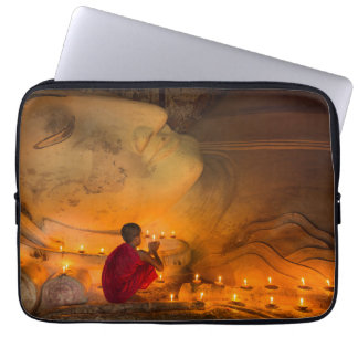 Protection Pour Ordinateur Portable Moine Priant Par Un Bouddha