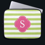 Protection Pour Ordinateur Portable Monogramme à rayures rose et verte<br><div class="desc">Des rayures horizontales modernes et chic et un monogramme de quatrefoil.</div>