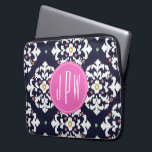 Protection Pour Ordinateur Portable Monogramme Ikat et rose<br><div class="desc">Un cadeau qui peut être personnalisé avec votre monogramme dans le cercle rose au centre.  Arrière - plan est bleu marine et blanc motif ikat.</div>