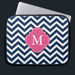 Protection Pour Ordinateur Portable Monogramme Motif Blue & Fuschia Zigzags<br><div class="desc">Des rayures de chevrons modernes et chic et un monogramme de quatrefoil.</div>