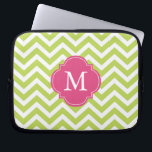 Protection Pour Ordinateur Portable Monogramme Motif Kiwi Green et Fuschia Zigzags<br><div class="desc">Des rayures de chevrons modernes et chic et un monogramme de quatrefoil.</div>
