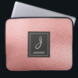 Protection Pour Ordinateur Portable Monogramme rose Rose or Faux<br><div class="desc">Rose Rose Rose Gold Faux Fhuile Élégant Coque Monogramme. Ce coque peut être customisé pour inclure votre nom initial et prénom.</div>