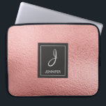 Protection Pour Ordinateur Portable Monogramme rose Rose or Faux<br><div class="desc">Rose Rose Rose Gold Faux Fhuile Élégant Coque Monogramme. Ce coque peut être customisé pour inclure votre nom initial et prénom.</div>