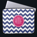 Protection Pour Ordinateur Portable Motif Chevron avec Monogram - Navy Magenta<br><div class="desc">Un design populaire avec une zone pour ajouter vos initiales. Couleurs et motifs tendance pour votre téléphone. Si vous devez ajuster les monogrammes,  cliquez sur le bouton personnaliser et apporter des modifications.</div>