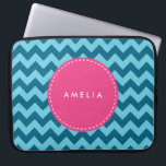 Protection Pour Ordinateur Portable Nom personnalisé Monogram Blue Chevron<br><div class="desc">Motif chevron moderne et tendance dans les tons bleus. Customisez ceci en ajoutant votre nom; cliquez sur le bouton "Customiser" et vous pouvez facilement remplacer le texte de l'espace réservé pour ajouter votre texte.</div>