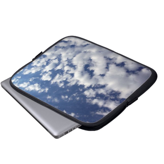 Protection Pour Ordinateur Portable Nuages Puffy Sur Ciel Bleu (Devant bas)