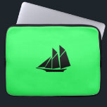 Protection Pour Ordinateur Portable Ocean Glow_Clipper noir sur vert<br><div class="desc">Si vous vous sentez créatif,  vous pouvez modifier la taille,  la position,  la couleur et même le nombre de navires Clipper,  ainsi que la couleur arrière - plan. Il suffit de cliquer sur "Customisez-le" et de partir !</div>