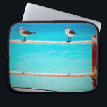 Protection Pour Ordinateur Portable Oiseaux de plage de mer turquoise photo côtière<br><div class="desc">Il y a de bonnes vibrations tout autour chaque fois que vous utilisez cette manchette d'ordinateur portable en néoprène photographie ludique de goélands blancs et gris se relaxant sur une clôture de corde dressée contre l'océan turquoise. Cette pochette pour ordinateur portable est disponible en trois tailles : 15", 13" et...</div>