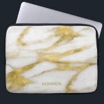 Protection Pour Ordinateur Portable Or exotique et Marbre blanc Abstrait Motif<br><div class="desc">Un look haut de gamme pour votre ordinateur portable ou tablette, ce magnifique design dispose d'un motif abstrait en or exotique et marbre blanc avec des ombres et des tons clairs. Un subtil monogramme a été ajouté près du bas pour personnaliser la pochette de l'ordinateur, mais permettre au motif unique...</div>