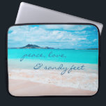 Protection Pour Ordinateur Portable Peace Love Sandy Feet Hawaii Tropical Beach Photo<br><div class="desc">"Paix, amour et pieds sablonneux." Rappelez-vous l'odeur fraîche de sel de l'air marin chaque fois que vous utilisez cette étonnante photo couleur vibrante poche ordinateur portable en néoprène. Découvrez et explorez la solitude d'une plage hawaïenne vide. Cette pochette pour ordinateur portable est disponible en trois tailles : 15", 13" et...</div>