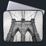 Protection Pour Ordinateur Portable Photographie noir et blanc Pont Brooklyn<br><div class="desc">Photo en noir et blanc du célèbre détail architectural du pont Brooklyn. monogramme personnalisé.</div>