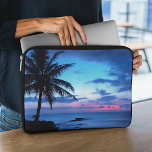 Protection Pour Ordinateur Portable Plage de l'île tropicale Océan bleu rose coucher d<br><div class="desc">Photographie élégante et classe de coucher de soleil clair et bleu foncé, turquoise, violet, améthyste, violet et rose pastel sur une plage exotique de l'île hawaïenne avec palmiers. Une jolie scène tropicale pour les amoureux d'Hawaï, des plages des Caraïbes, de l'océan, de la mer, de la beauté des tropiques, et...</div>