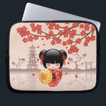 Protection Pour Ordinateur Portable Poupée rouge Sakura Kokeshi - Geisha japonais<br><div class="desc">Illustration vectorielle d'une mignonne fille orientale en robe kimono rouge avec une large ceinture obi noire tenant un parapluie de bambou jaune. Les cheveux noirs de la fille sont décorés de fleurs et de épingles à cheveux de style geisha rouge. Cette oeuvre a été inspirée par les poupées kokeshi traditionnelles...</div>