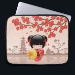 Protection Pour Ordinateur Portable Poupée rouge Sakura Kokeshi - Geisha japonais<br><div class="desc">Illustration vectorielle d'une mignonne fille orientale en robe kimono rouge avec une large ceinture obi noire tenant un parapluie de bambou jaune. Les cheveux noirs de la fille sont décorés de fleurs et de épingles à cheveux de style geisha rouge. Cette oeuvre a été inspirée par les poupées kokeshi traditionnelles...</div>