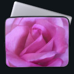 Protection Pour Ordinateur Portable Rose rose violet photo rose simple audace moderne<br><div class="desc">Une photo de fond d'une rose violet-rose vif donne envie de "s'arrêter et sentir les fleurs". Détendez-vous et respirez la beauté de cette photographie chaque fois que vous utilisez cette étonnante pochette d'ordinateur portable en néoprène photographie. Cette pochette pour ordinateur portable est disponible en trois tailles : 15", 13" et...</div>