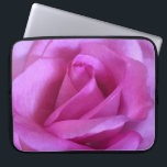 Protection Pour Ordinateur Portable Rose rose violet photo rose simple audace moderne<br><div class="desc">Une photo de fond d'une rose violet-rose vif donne envie de "s'arrêter et sentir les fleurs". Détendez-vous et respirez la beauté de cette photographie chaque fois que vous utilisez cette étonnante pochette d'ordinateur portable en néoprène photographie. Cette pochette pour ordinateur portable est disponible en trois tailles : 15", 13" et...</div>