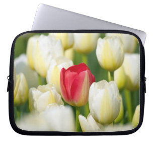 Protection Pour Ordinateur Portable Tulipe rouge dans un domaine des tulipes blanches