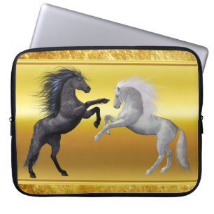 Protection Pour Ordinateur Portable Un cheval noir et blanc qui se bat