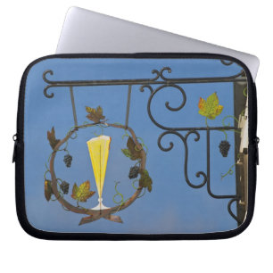 Protection Pour Ordinateur Portable Un panneau en fer forgé qui illustre le thème