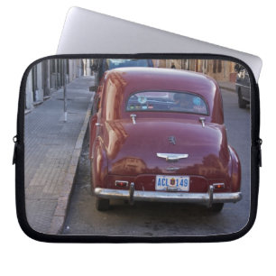 Protection Pour Ordinateur Portable Une vieille voiture rouge classique Peugeot garée