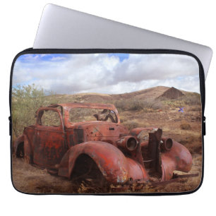 Protection Pour Ordinateur Portable Vieille voiture se rouillant dans le paysage de