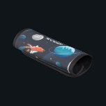 Protège Poignée Pour Bagage Activité de la planète de voyage spatiale personna<br><div class="desc">Joli espace extérieur Porte-bagages Enveloppement de poignée vous pouvez ajouter un nom pour le rendre personnel. Découvrez les autres objets de cette collection ci-dessous,  comme les étiquettes de bagage pour correspondre à ce joli enveloppement de poignée de bagage. Ajoutez un nom en cliquant sur le bouton "Personnaliser".</div>