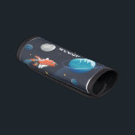 Protège Poignée Pour Bagage Activité de la planète de voyage spatiale personna<br><div class="desc">Joli espace extérieur Porte-bagages Enveloppement de poignée vous pouvez ajouter un nom pour le rendre personnel. Découvrez les autres objets de cette collection ci-dessous,  comme les étiquettes de bagage pour correspondre à ce joli enveloppement de poignée de bagage. Ajoutez un nom en cliquant sur le bouton "Personnaliser".</div>