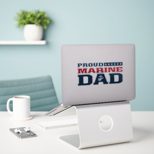 Proud Marine Dad Sticker (Laptop op bureau)