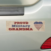 Proud Militaire oma met patriottisch hart Bumpersticker (Op auto)