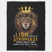 Proverbs 30:30 KJV Bijbelscriptcitaat voor scripts Fleece Deken (Voorkant)