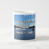 Proverbs 31:13 WEBU Mug Extra Grote Beker (Voorkant)