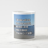Proverbs 31:27 WEBU Mug Extra Grote Beker (Voorkant)