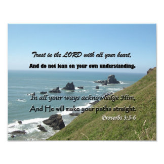 Proverbs 3:5-6 over een Rocky Oregon Coast Backgro Foto Afdruk