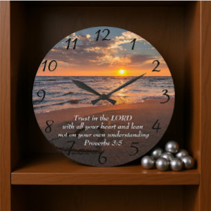 Proverbs 3:5 Christelijke oceaan met een zonsonder Grote Klok