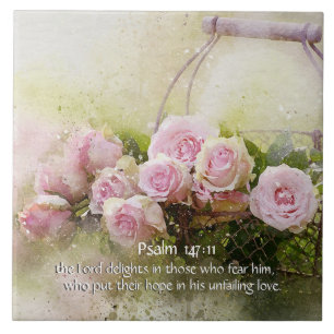 Psalm 147:11, Bijbelversie, korf roze rozen, Tegeltje