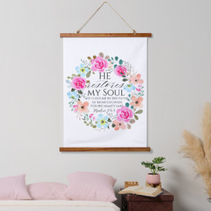 Psalm 23:3 Hij herstelt mijn ziel Roze Bloemen Bij Hangend Wandkleed