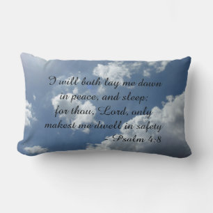 Psalm 4:8 Kussen met wolken achtergrond. Tweetalig