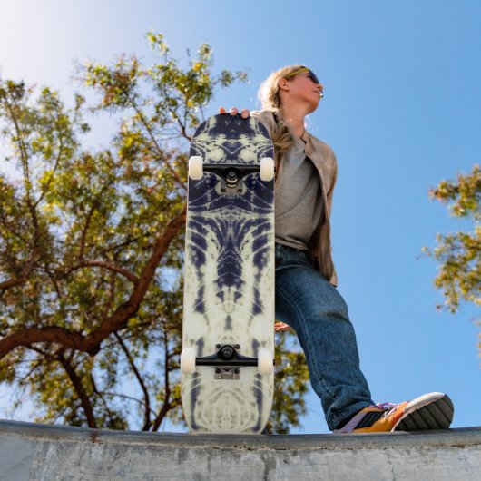 psychedelic abstract art black and white skateboard (Buiten 1)