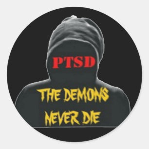 PTSD: DE DEMONS DIE NOOIT RONDE STICKER