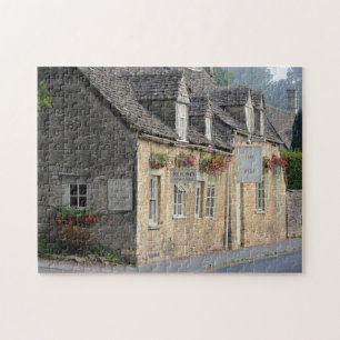 Pub de village dans le puzzle denteux de Cotswolds