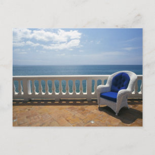 Puerto Rico. Rieten stoel en betegelde terras bij Briefkaart