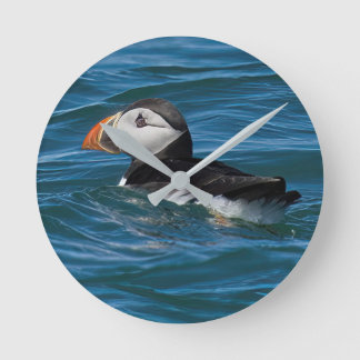 Puffin op zee faux canvas met acrylafdruksleutel ronde klok