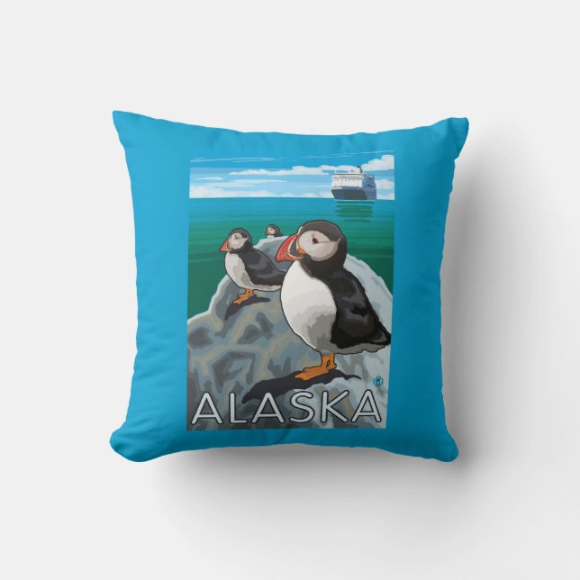 Puffins kijken naar een cruiseschip kussen (Voorkant)