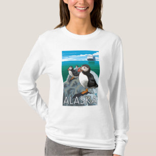 Puffins kijken naar een cruiseschip t-shirt