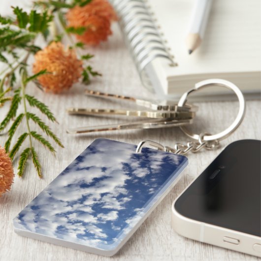 Puffy Clouds on Blue Sky Sleutelhanger (Voorkant Rechts)