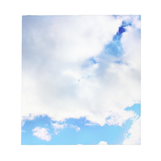 Puffy White Clouds en Blue Sky Notitieblok (Voorkant)
